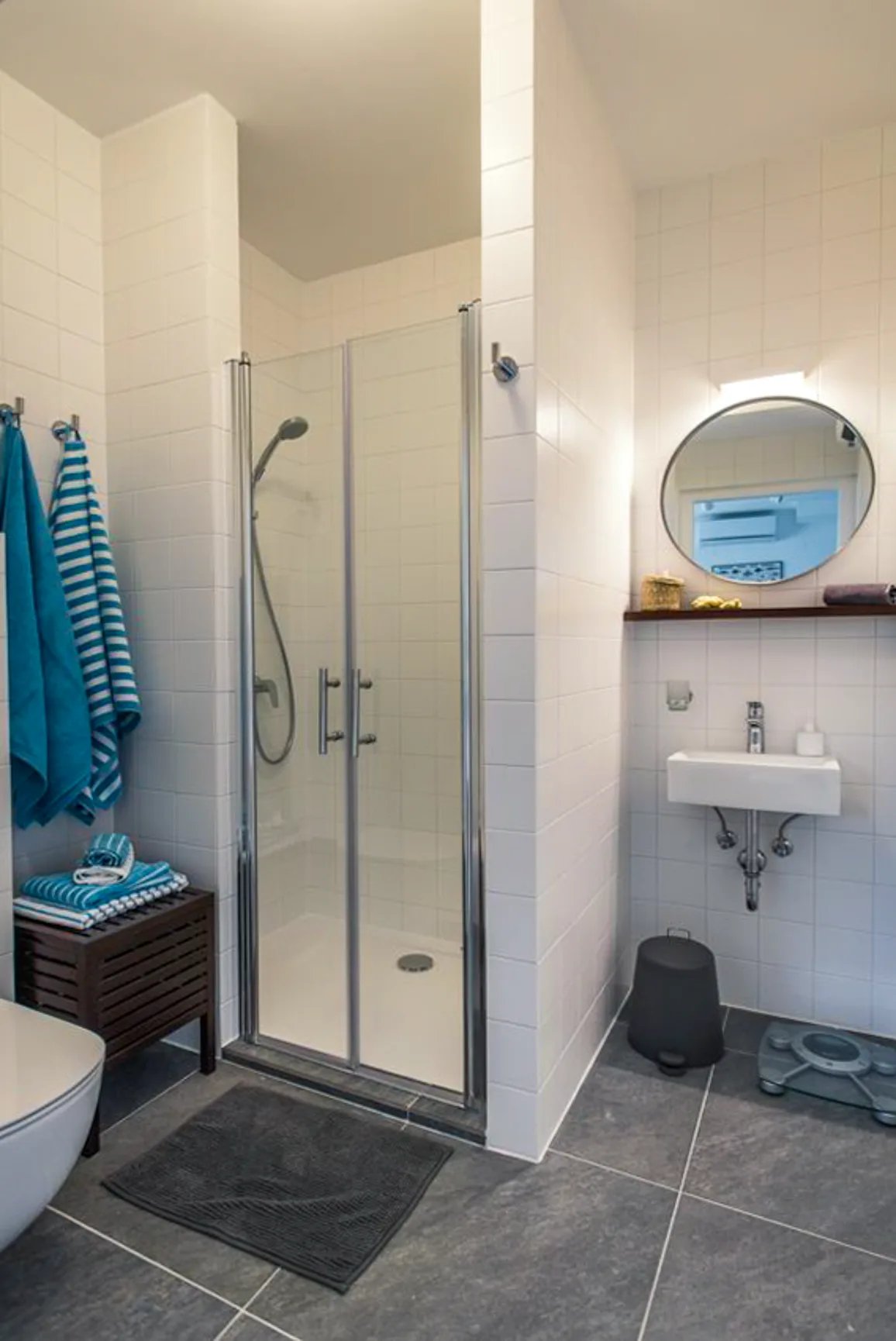 Bedroom 4 with en-suite bathroom at Villa Aqua — photo 5