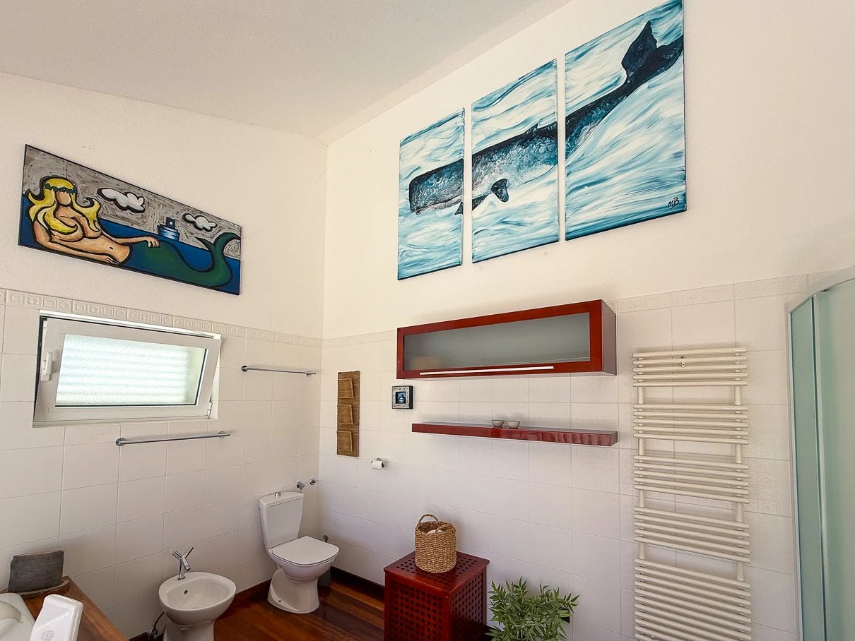Master Bedroom with en-suite bathroom at Villa Aqua — photo 19