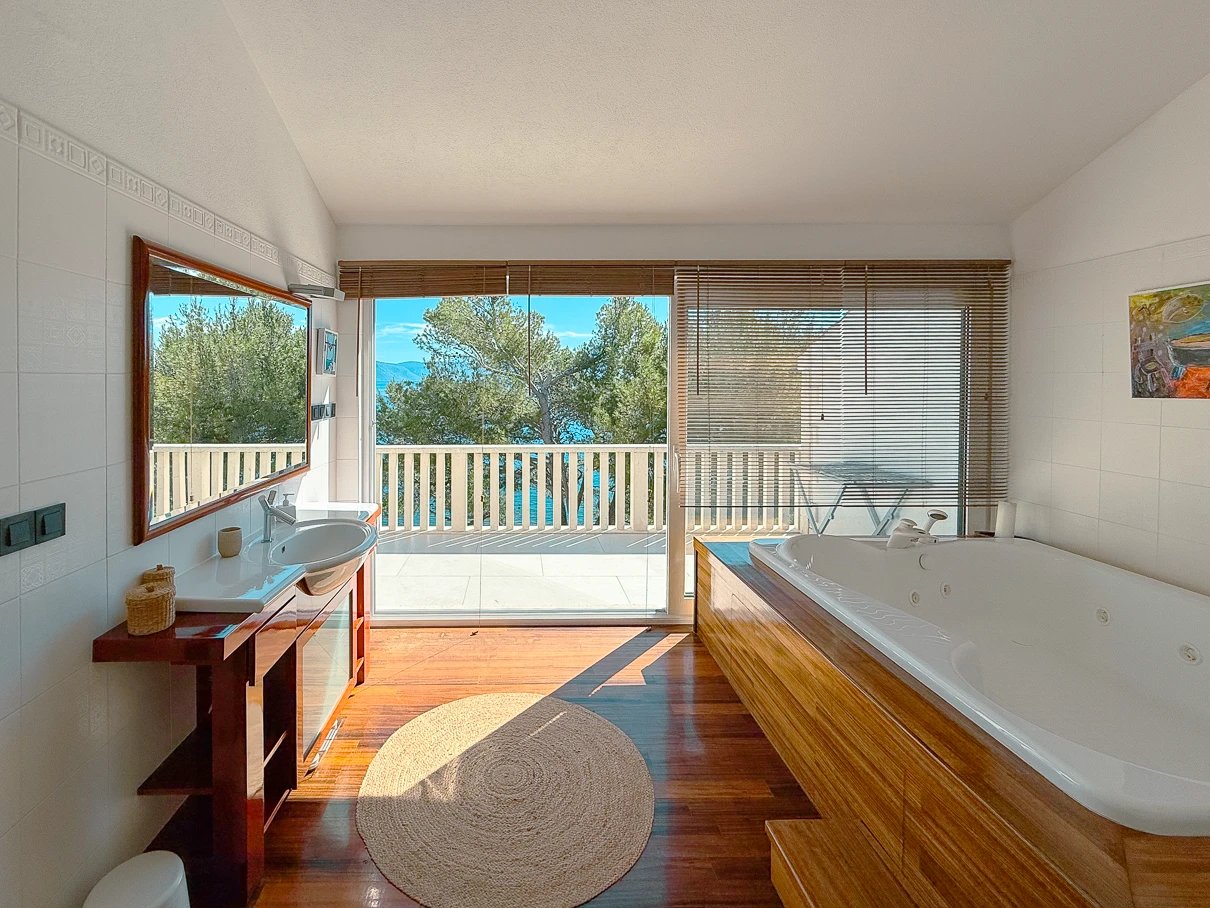 Master Bedroom with en-suite bathroom at Villa Aqua — photo 20