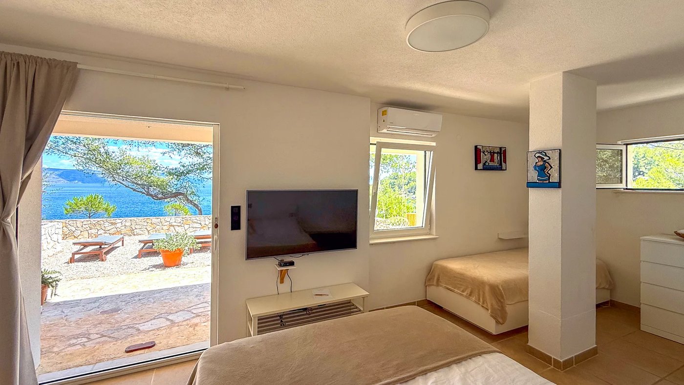 Bedroom 3 with en-suite bathroom at Villa Aqua — photo 1