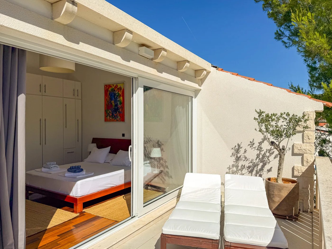 Master Bedroom with en-suite bathroom at Villa Aqua — photo 4