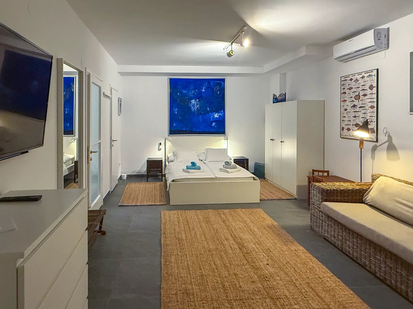 Bedroom 4 with en-suite bathroom at Villa Aqua — photo 2