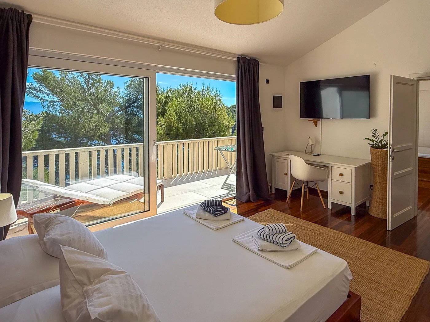 Master Bedroom with en-suite bathroom at Villa Aqua — photo 13