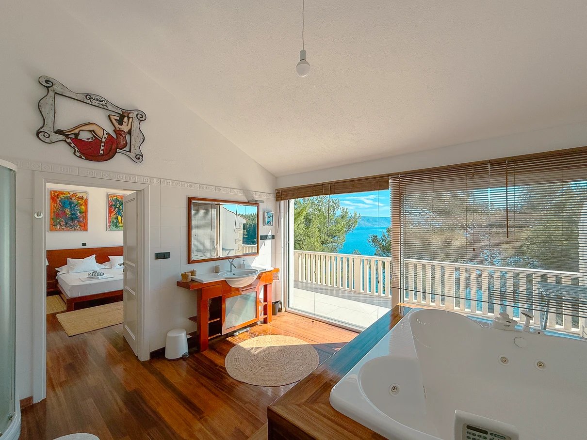 Master Bedroom with en-suite bathroom at Villa Aqua — photo 21