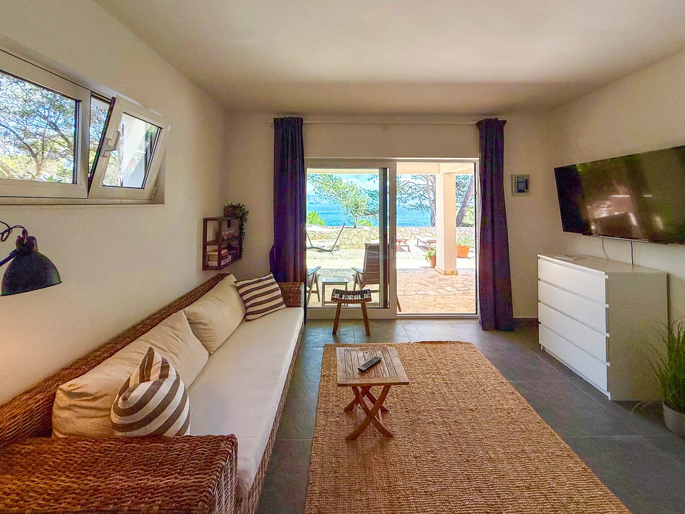 Bedroom 4 with en-suite bathroom at Villa Aqua — photo 3
