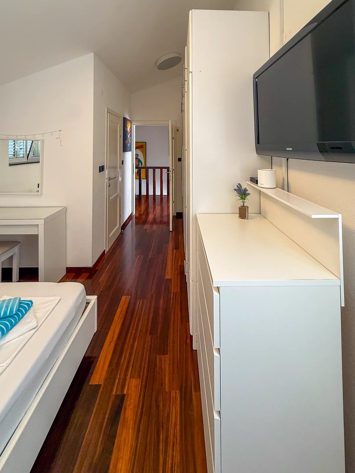 Bedroom 2 with en-suite bathroom at Villa Aqua — photo 4