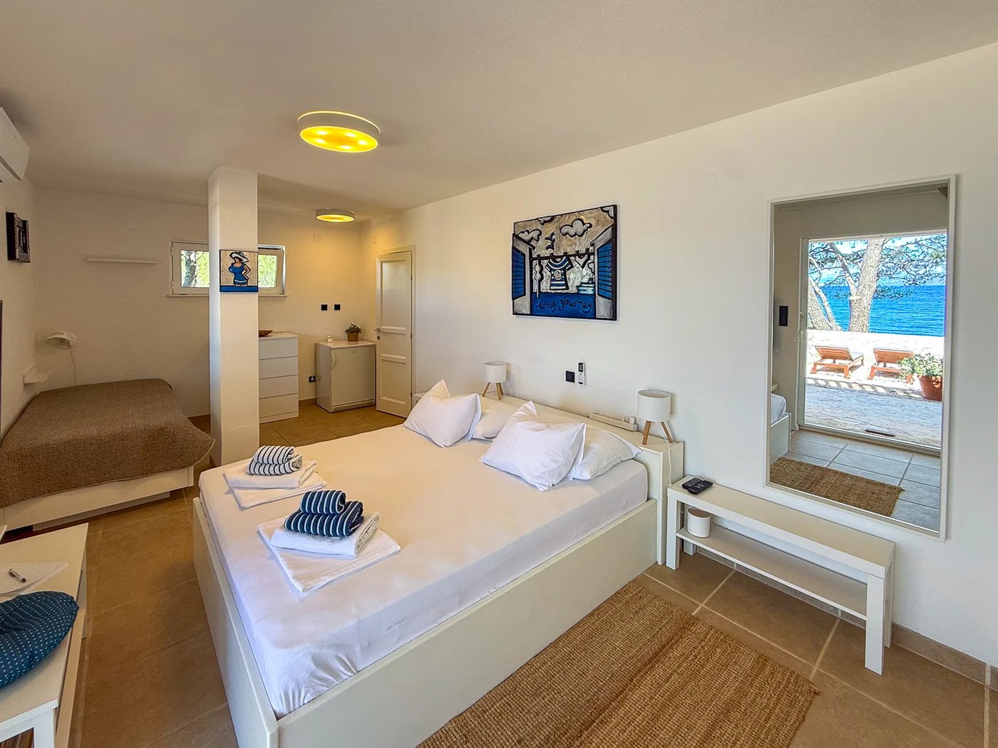 Bedroom 3 with en-suite bathroom at Villa Aqua — photo 4