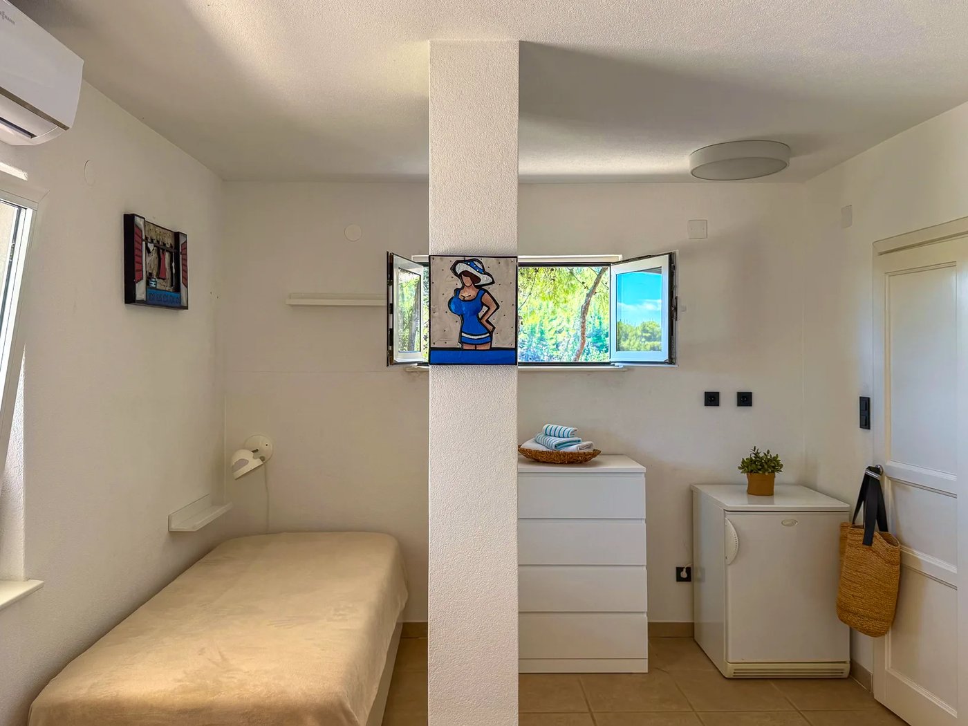 Bedroom 3 with en-suite bathroom at Villa Aqua — photo 2