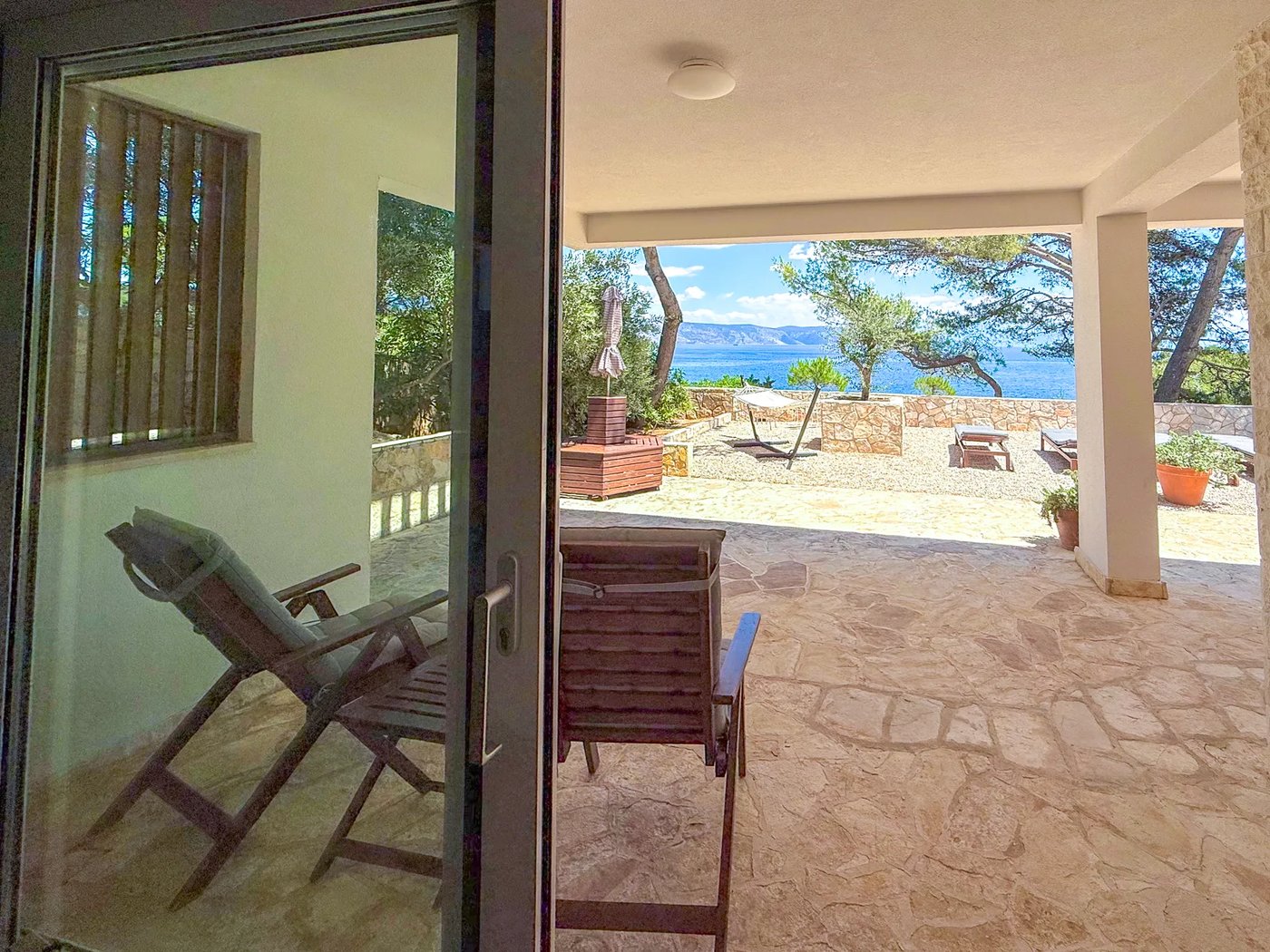 Bedroom 4 with en-suite bathroom at Villa Aqua — photo 4