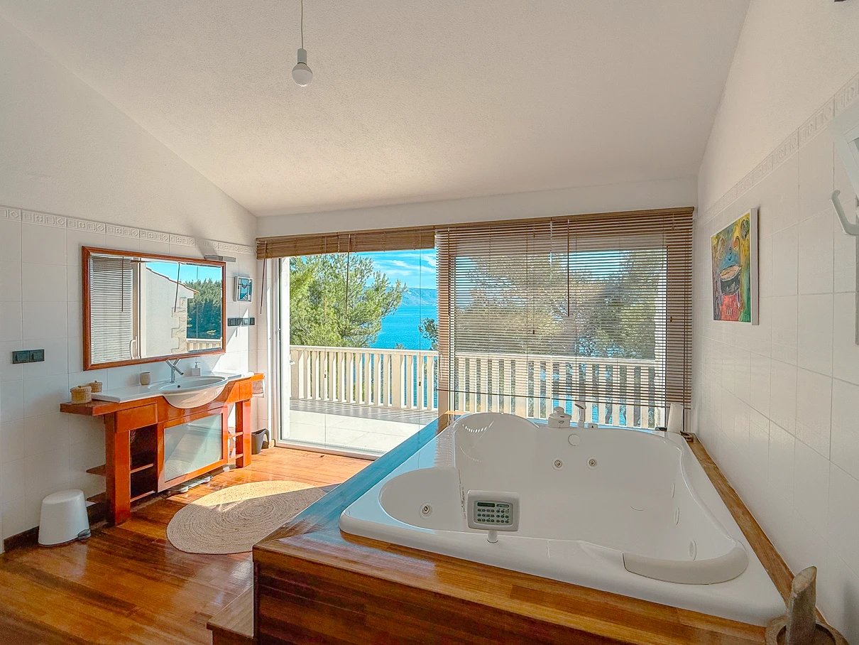 Master Bedroom with en-suite bathroom at Villa Aqua — photo 22