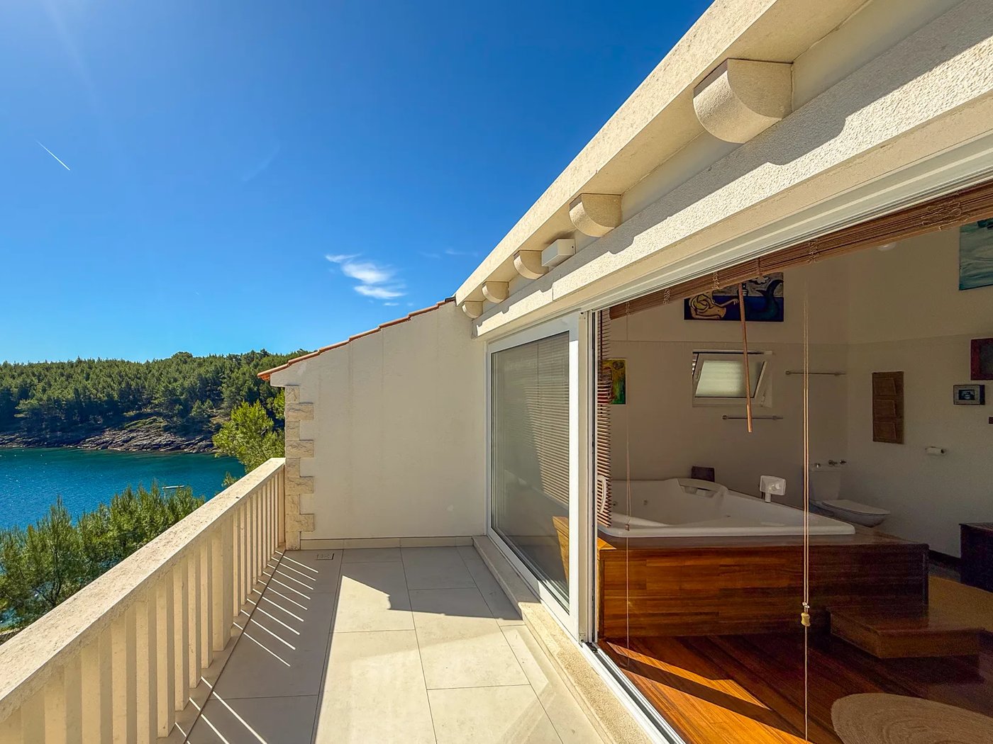 Master Bedroom with en-suite bathroom at Villa Aqua — photo 17